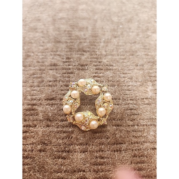 Crystal Sky Jewelry - Vintage Gold Tone Wreath Brooch Imitation Pearls & Crystal Rhinestones